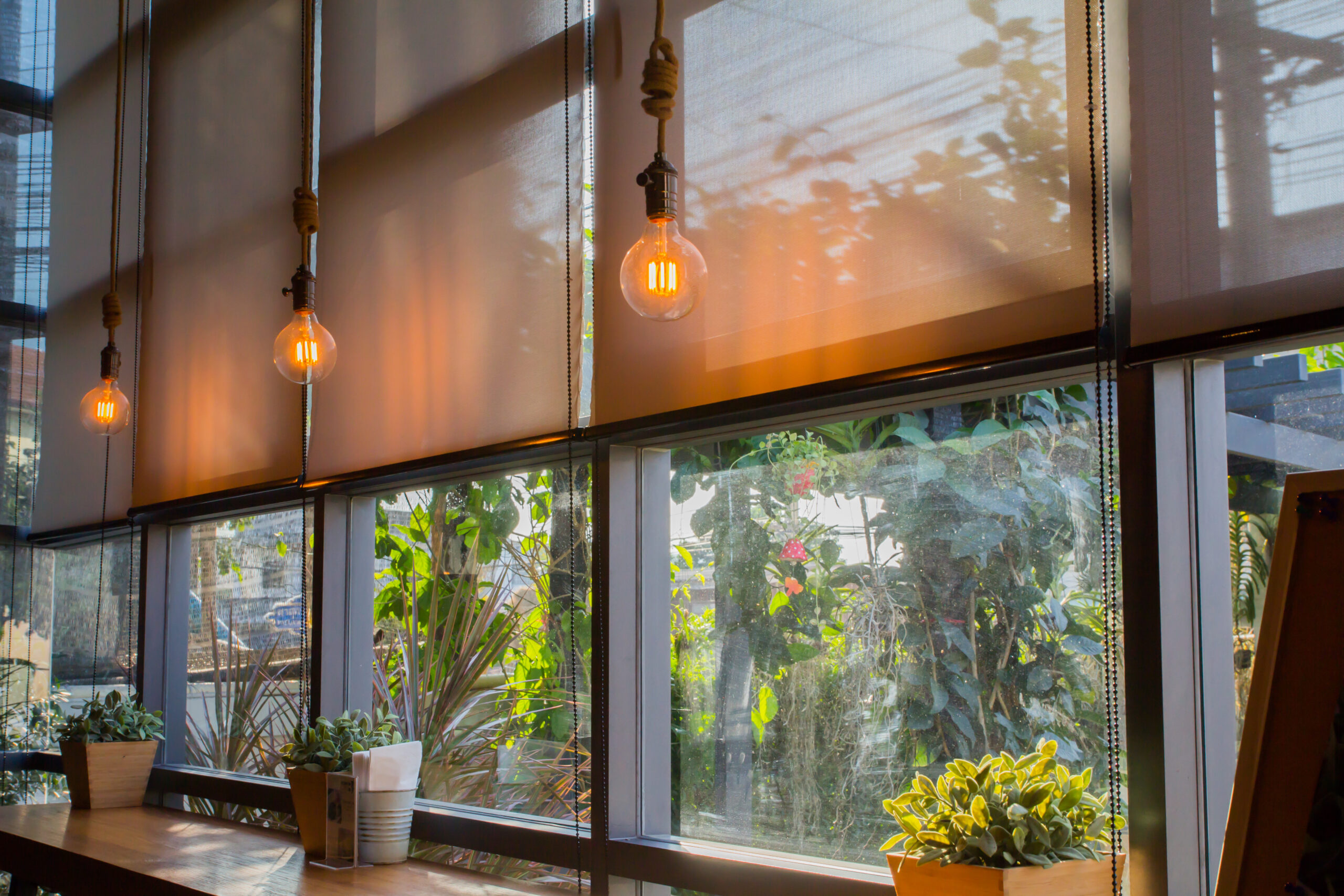 Roll,Blinds,To,Protect,Sunlight,And,Lighting,To,Decorate,The